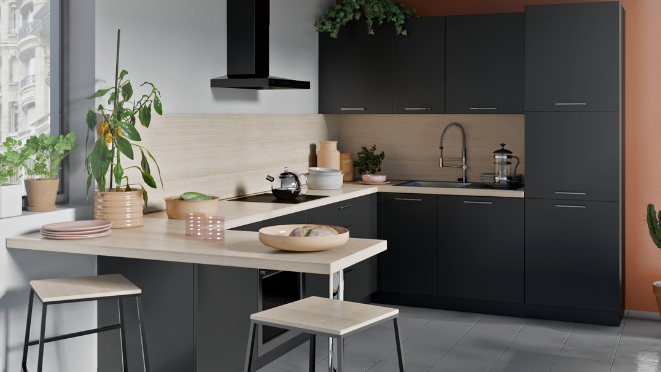 Een zwarte keuken met wit blad | Une cuisine noire avec un plan de travail blanc 