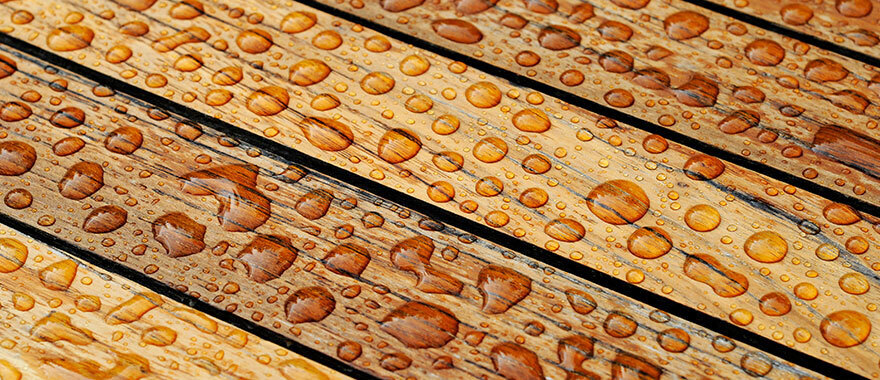 Waterdruppels op een houten vloer | Gouttes d'eau sur un plancher en bois