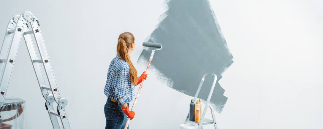 Een vrouw schildert een kamer met blauw-grijze verf | Une femme peint une pièce avec de la peinture bleu-gris