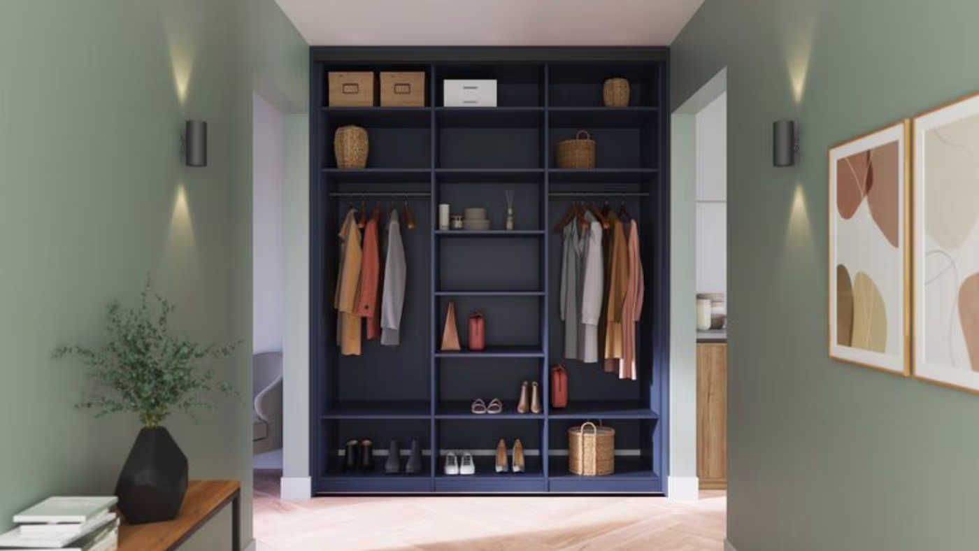 een dressing met planken en lades | un dressing avec étagères et tiroirs