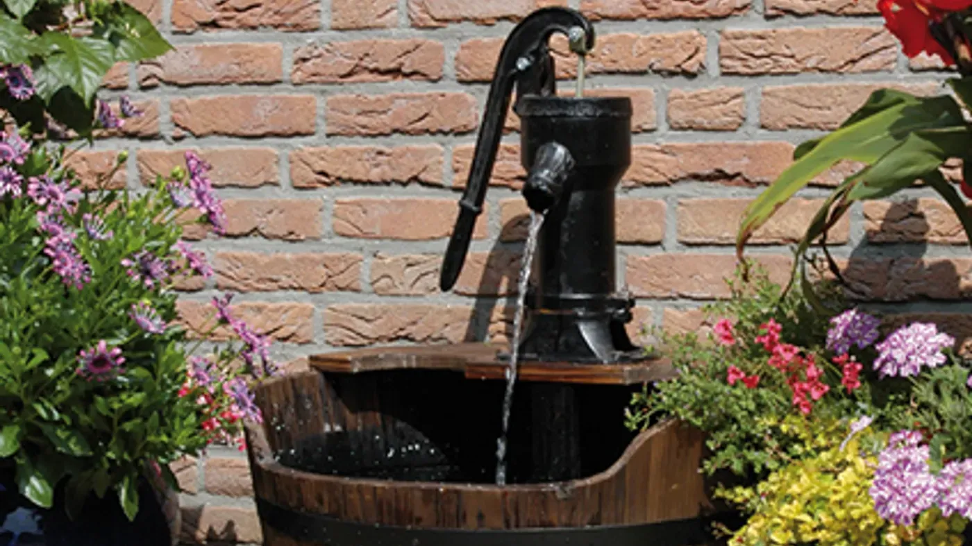 Fontaine décorative dans une jardin | Decoratieve fontein in een tuin