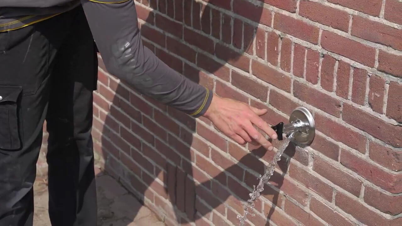 Installer un robinet extérieur