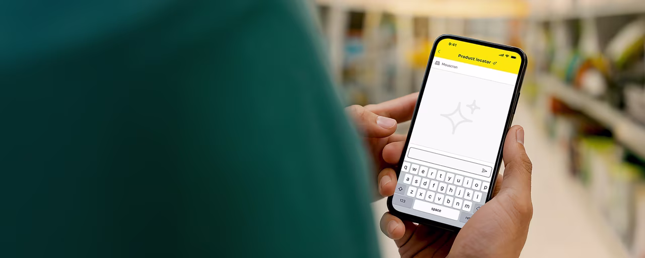 Personne de dos avec téléphone qui utilise une AI pour localiser un produit