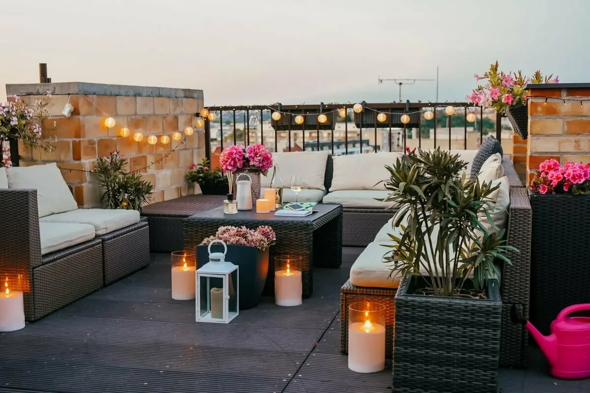 Een loungeset met lichtjes en kaarsen op een dakterras | Un salon avec des lumières et des bougies sur un toit-terrasse