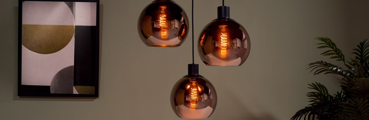 Moderne hanglamp in woonkamer met blazen bollen en rookglas