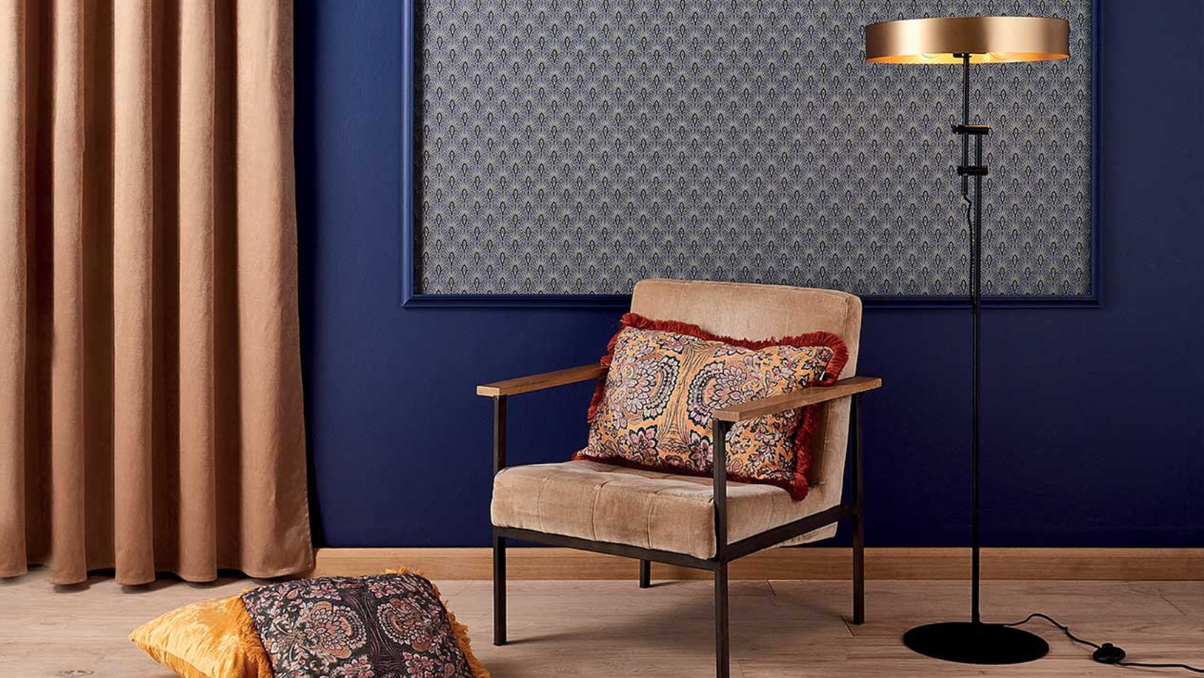 Een Classic Elegance kamer met blauwe muren, een stoel en een gouden lamp | Une pièce Classic Elegance aux murs bleus, une chaise et une lampe dorée