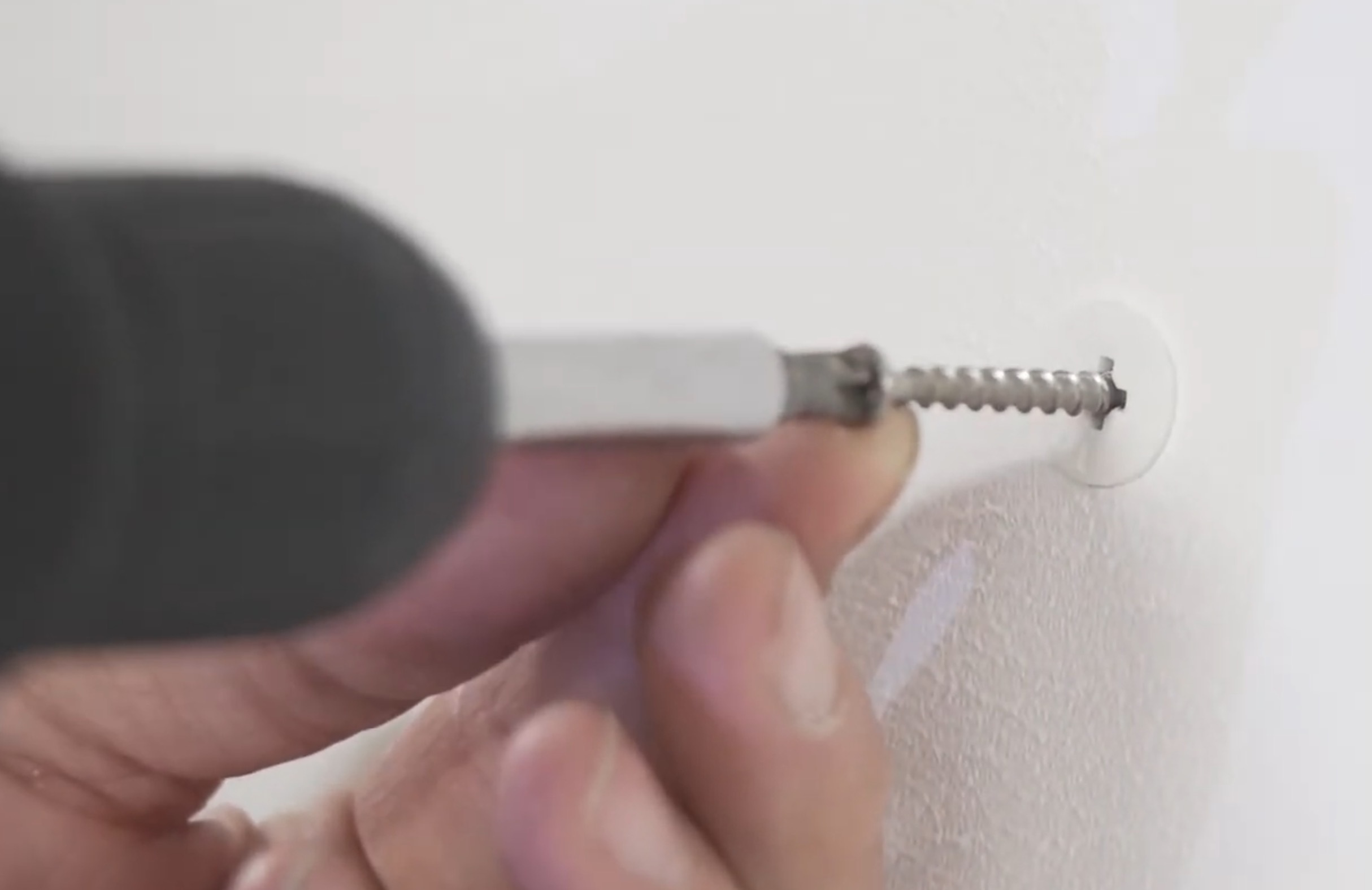 Hoe hang je iets op aan een holle wand met pluggen? Stappenplan