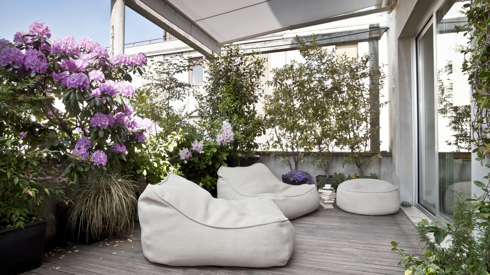 terras met zitzakken | terrasse avec poufs