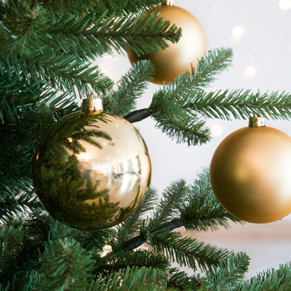 kerstboom met gouden bal 