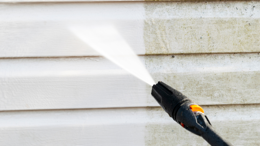 Tuinhuis wordt schoongemaakt met hogedrukreiniger | L'abri de jardin est nettoyé au nettoyeur haute pression