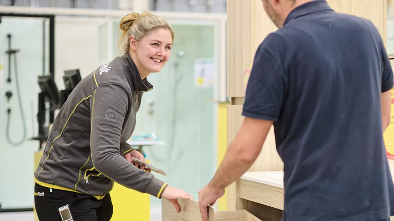 BricoPlanit specialist adviseert een klant | Spécialiste BricoPlanit conseillant un client