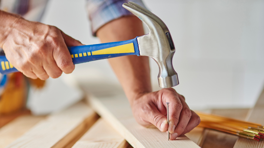 Planter un clou sans fendre le bois