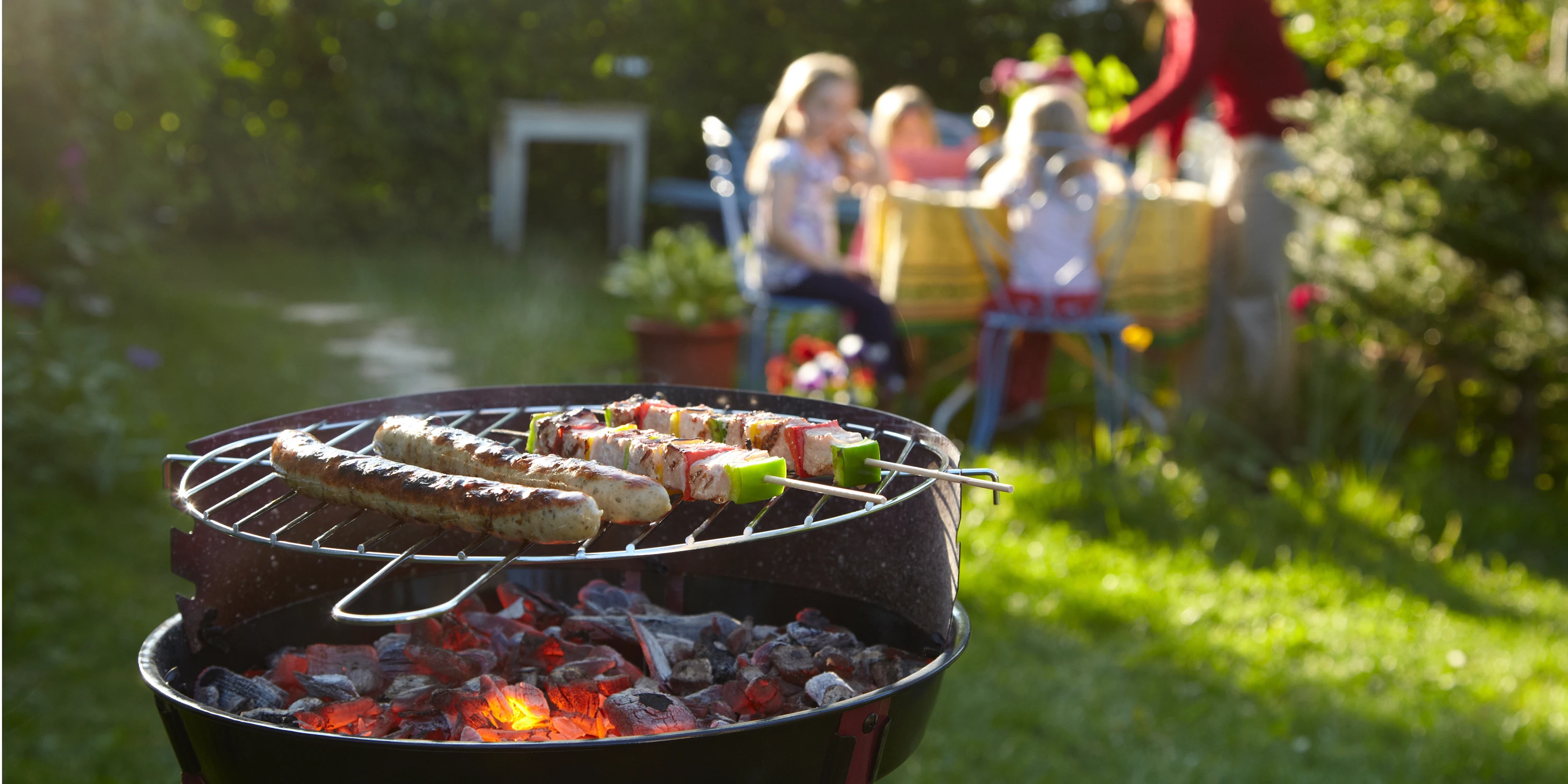 Een kolenbarbecue met vlees erop | Un barbecue à charbon avec de la viande dessus 