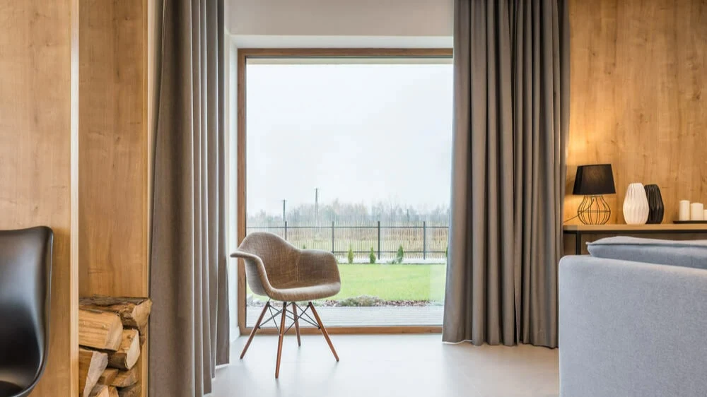 kamer met stoel voor raam en gordijnen | chambre avec siège de fenêtre et rideaux