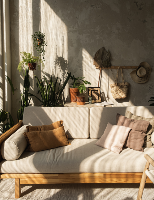 Een beige living met hout accenten en een hoop planten | Un salon beige avec des accents de bois et beaucoup de plantes