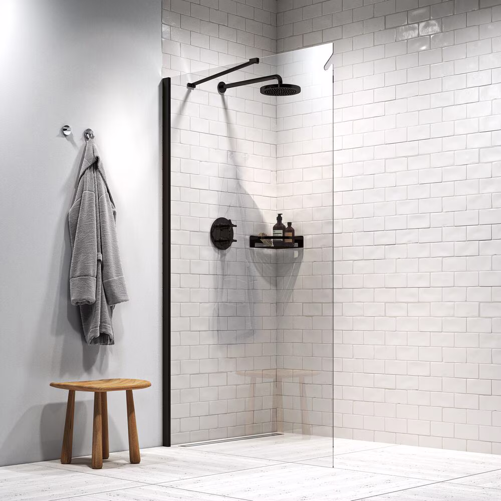 Moderne witte badkamer met zwarte details