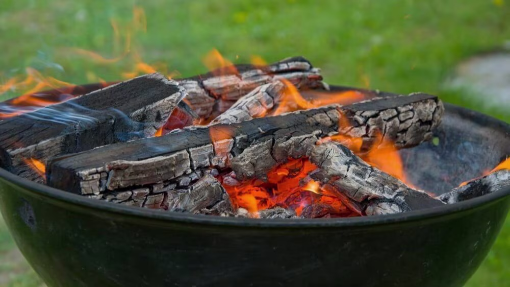 Een vuurkorf met vuur erin | Un brasero avec du feu dedans 