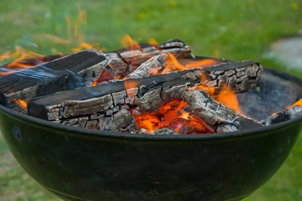 Een vuurkorf met vuur erin | Un brasero avec du feu dedans 