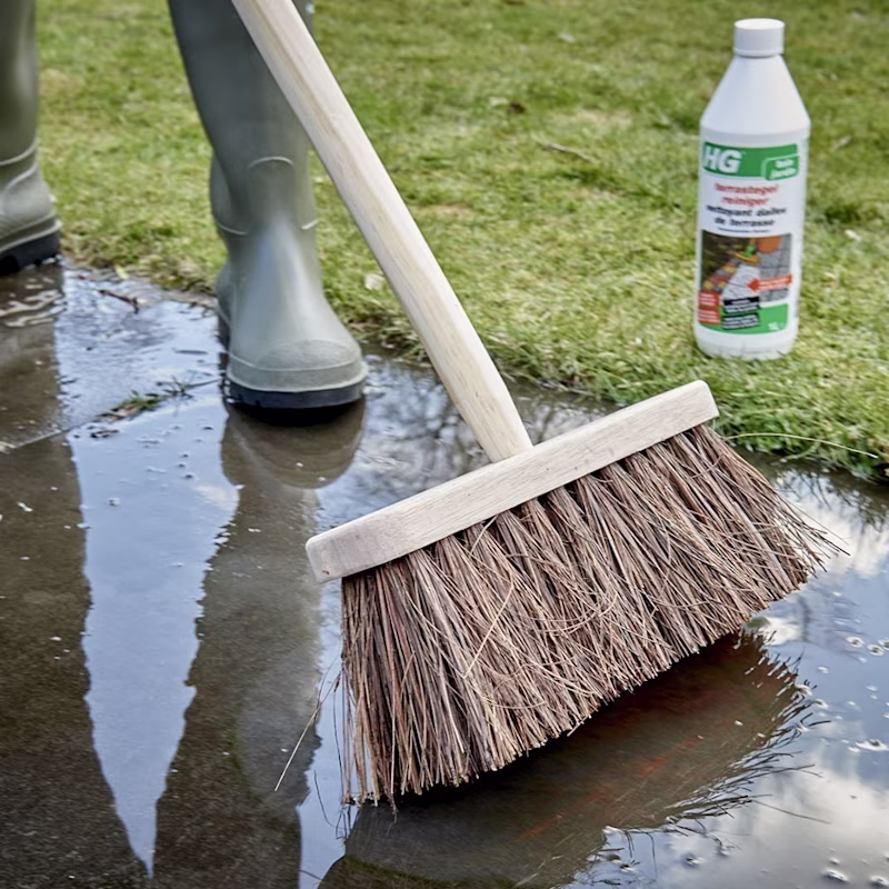 Tuintegels schoonmaken? Zo krijg je je terras weer fris
