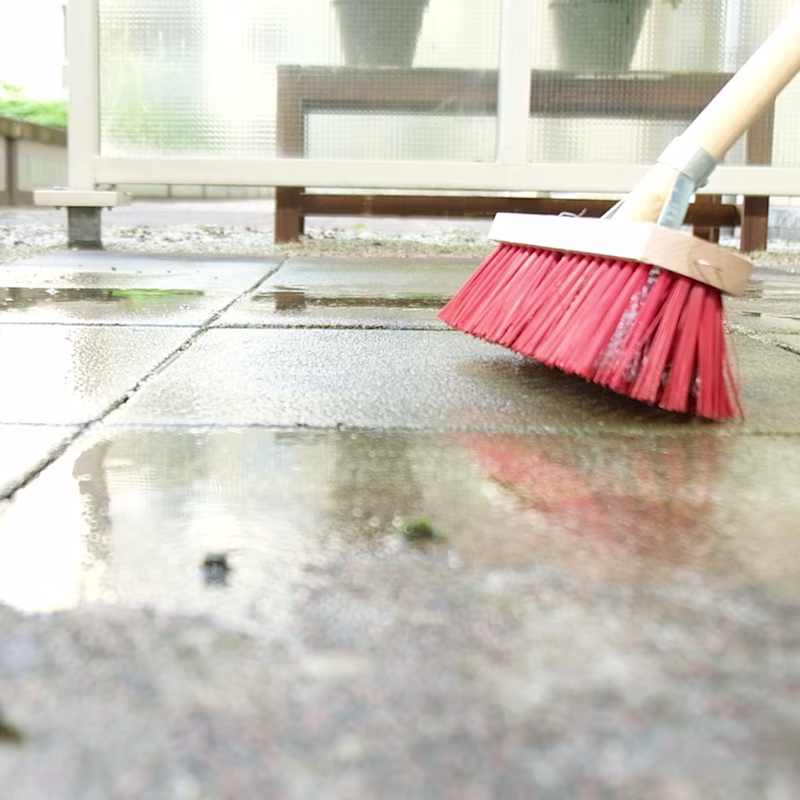 Tuintegels schoonmaken? Zo krijg je je terras weer fris