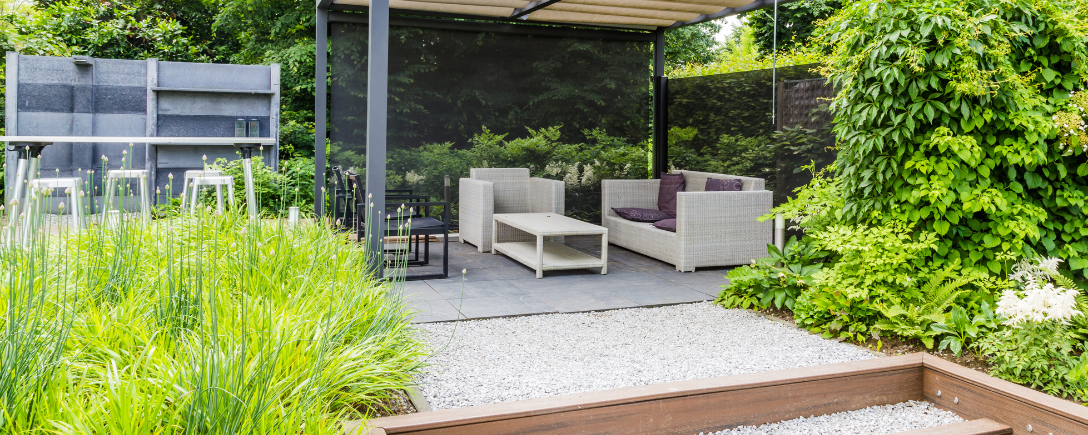 Tuin met grind bodembedekkers, een patio met loungeset en een buitentafel | Jardin avec revêtement de sol en gravier, patio avec salon et table d'extérieur