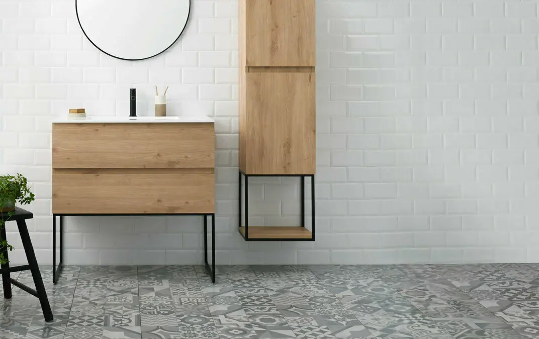 Houten badkamermeubel met wit betegelde muur | Meuble de salle de bain en bois avec mur en carrelage blanc