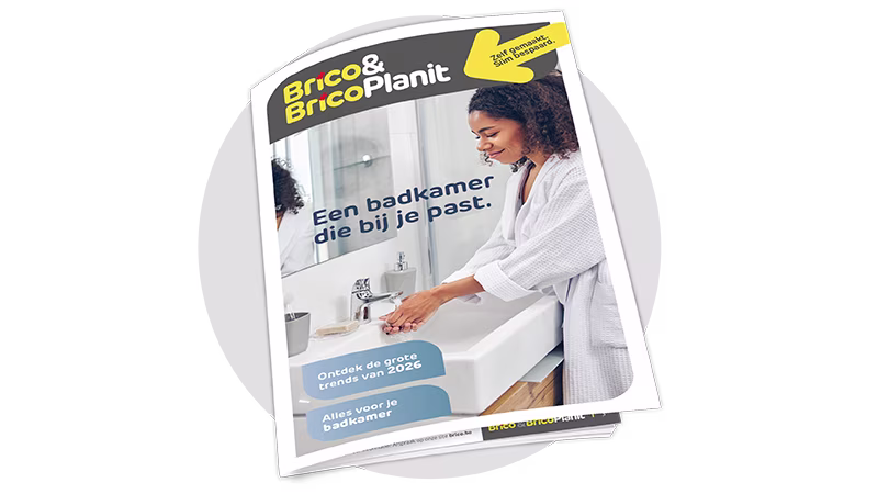 Brico badkamermagazine met renovatie-inspiratie, inclusief sanitair, tegels en meubels in neutrale tinten | Le magazine de la salle de bains Brico &BricoPlanit propose des idées de rénovation avec sanitaires, carrelages et meubles dans des tons neutres