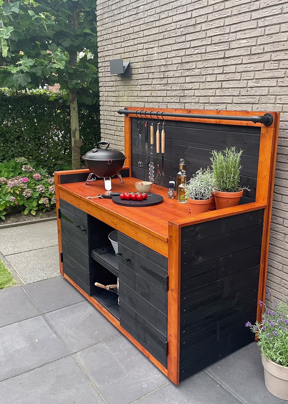 DIY buitenkeuken van douglashout met barbecue in tuin