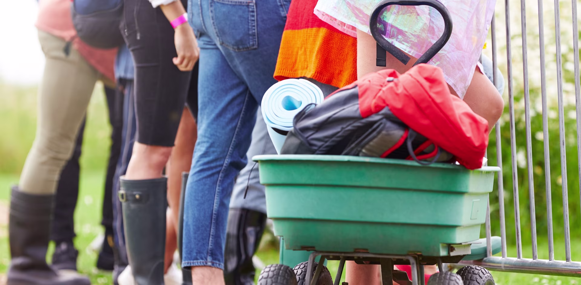 groep mensen met een bolderkar vol met alles wat je nodig hebt voor een festival groep mensen met een bolderkar vol met alles wat je nodig hebt voor een festival
