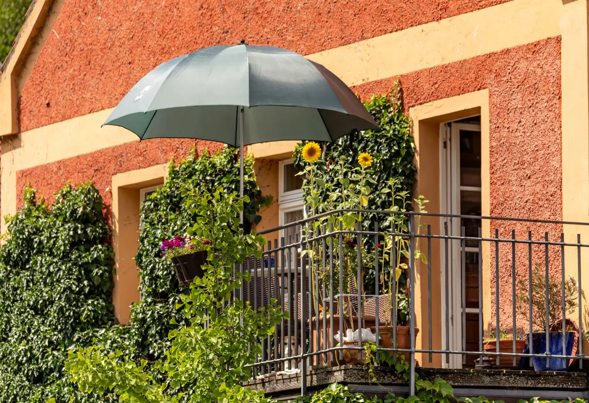 Parasol op balkon | Parasol sur le balcon