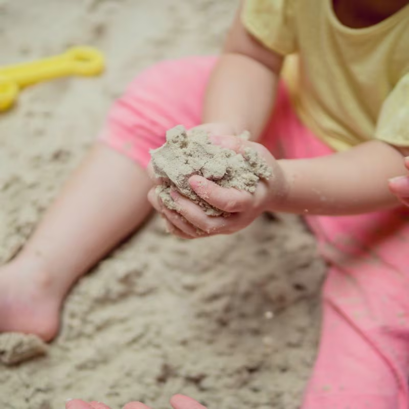 kind dat in het zand speelt | enfant qui joue dans le sable