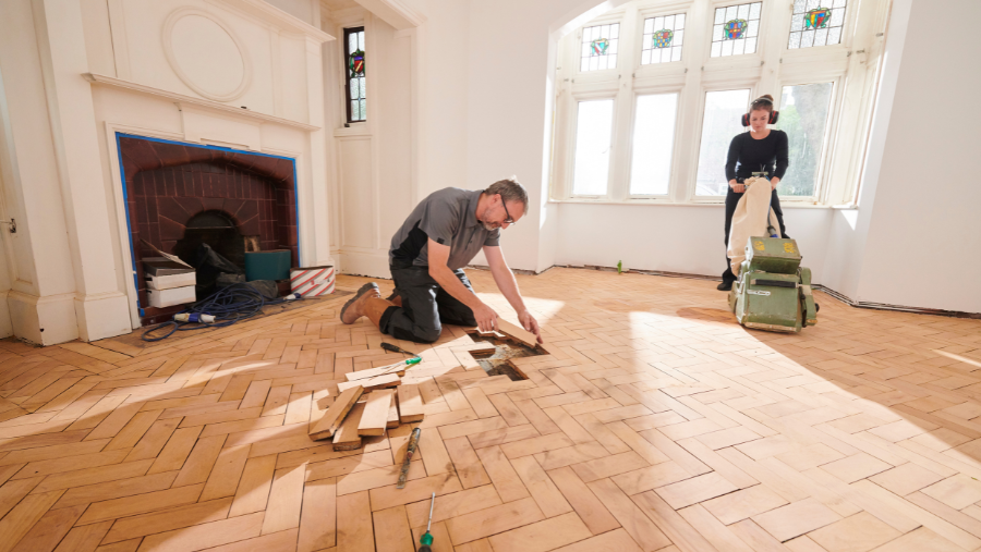 Twee mensen restaureren samen een parketvloer | Deux personnes restaurent ensemble un parquet