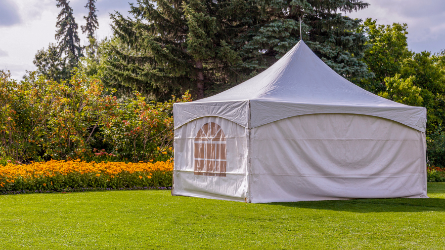 Een partytent in een tuin | Une tente de fête dans un jardin