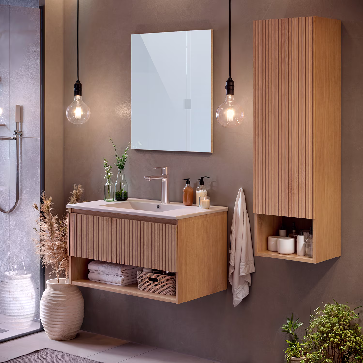 Warme en moderne badkamer met betonlook en houten badkamermeubel