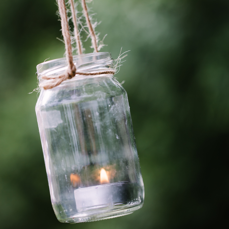 een mason jar met een kaars erin hangend aan een touwtje | un bocal avec une bougie suspendue à une ficelle