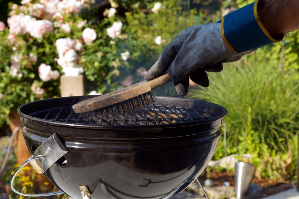 Nettoyer son barbecue au charbon, le geste malin !