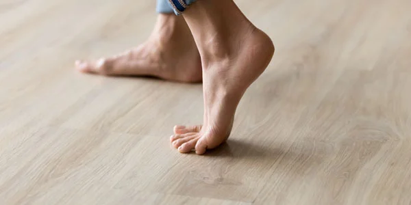 blote voeten op parketvloer | pieds nus sur le parquet