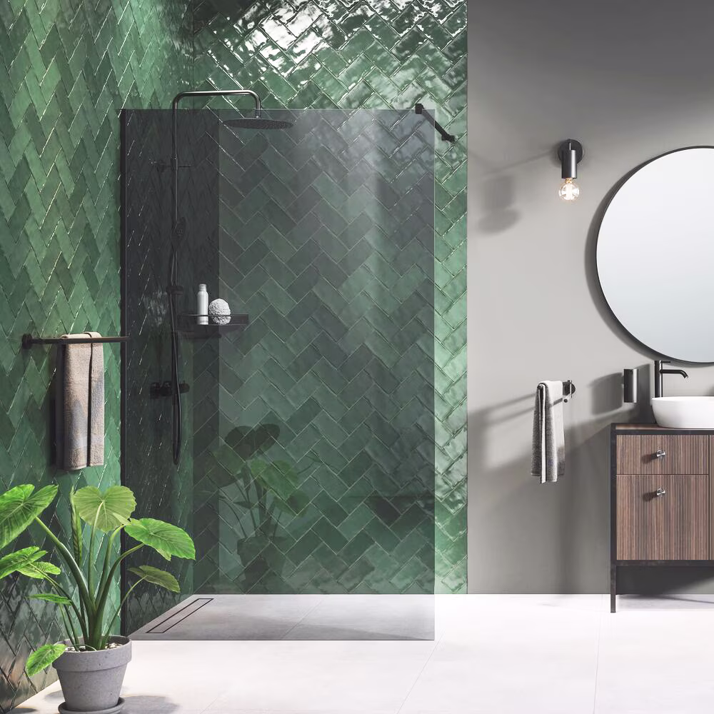 Luxe badkamer met groene tegels en een inloopdouche