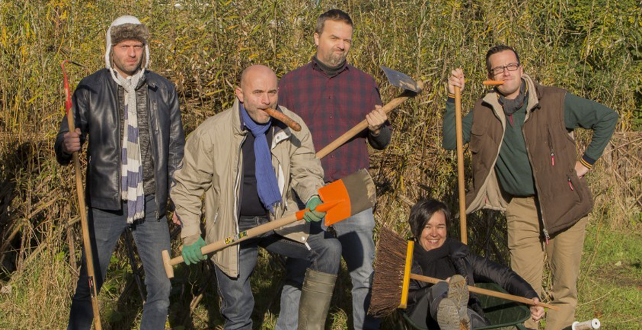 Vijf mensen met bezems en schoppen in hun handen | Cinq personnes avec des balais et des pelles à la main