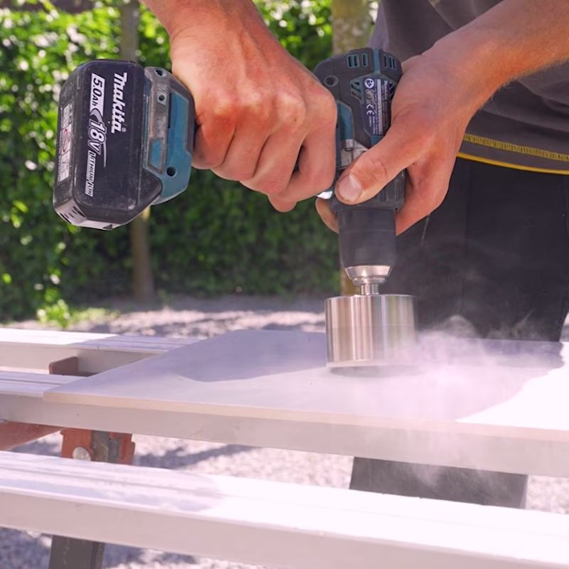 Boren in tegels: zo doe je dat veilig en eenvoudig Boren in tegels: zo doe je dat veilig en eenvoudig