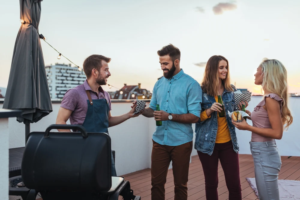 mensen barbecueën op dakterras | barbecue pour les personnes sur la terrasse du toit