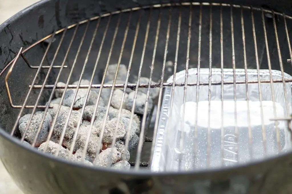 Een kolenbarbecue | Un barbecue à charbon 