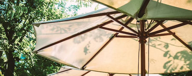Un bon parasol qui offre plus que de l’ombre ? C’est malin !
