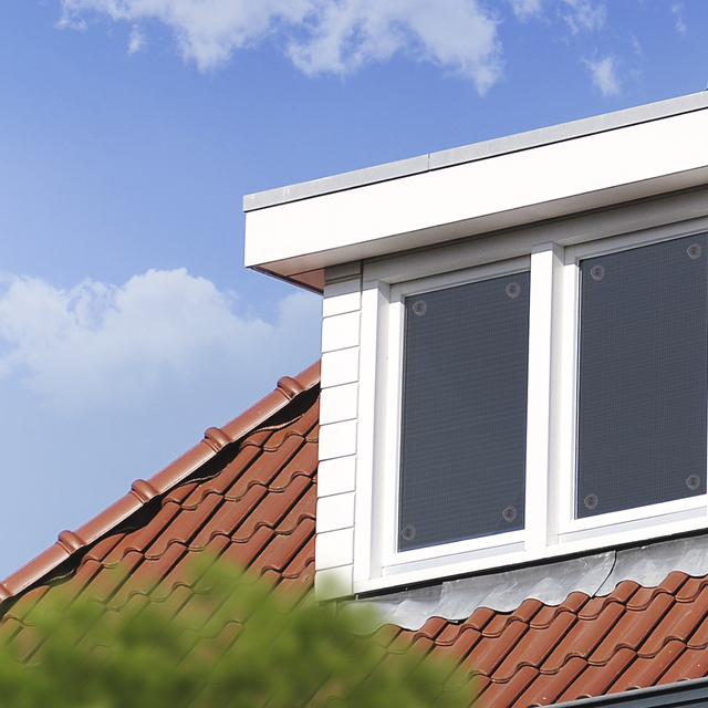 Zonwering voor de ramen op de dakkapel | Stores pour les fenêtres de la lucarne