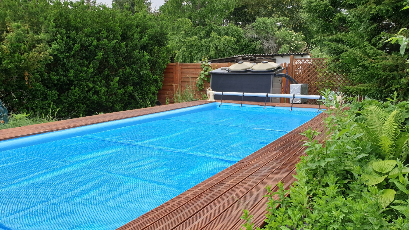 Zwembad gesloten met beschermzeil | Piscine fermée par une bâche de protection