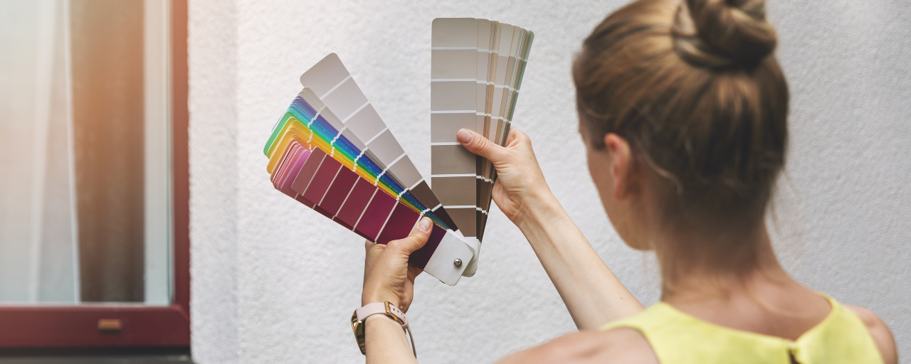 Een vrouw kiest een nieuwe kleur verf voor de gevel van haar huis | Une femme choisit une nouvelle couleur de peinture pour la façade de sa maison