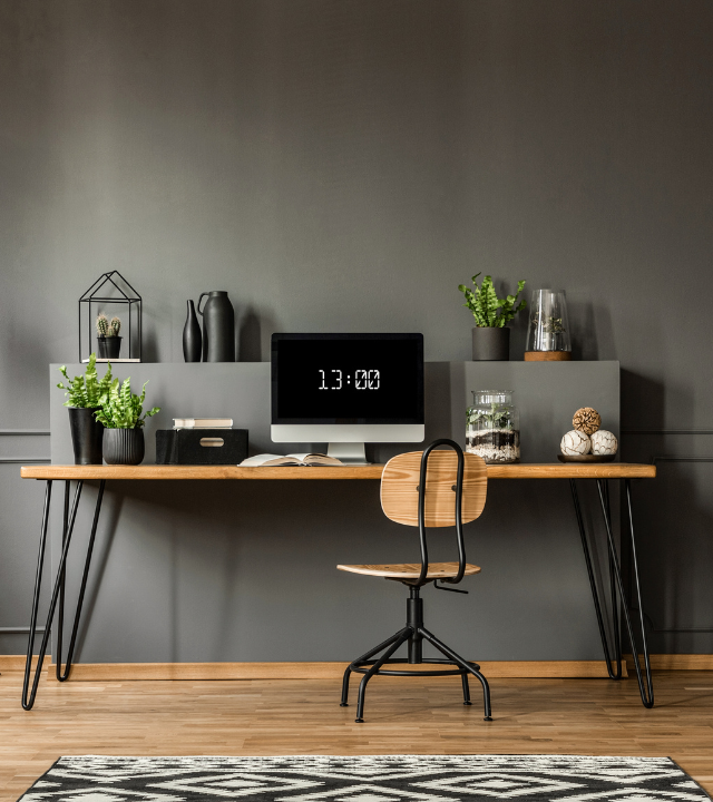 Houten bureau met houten bureaustoel in een donker grijze kamer | Bureau en bois avec chaise de bureau en bois dans une pièce gris foncé