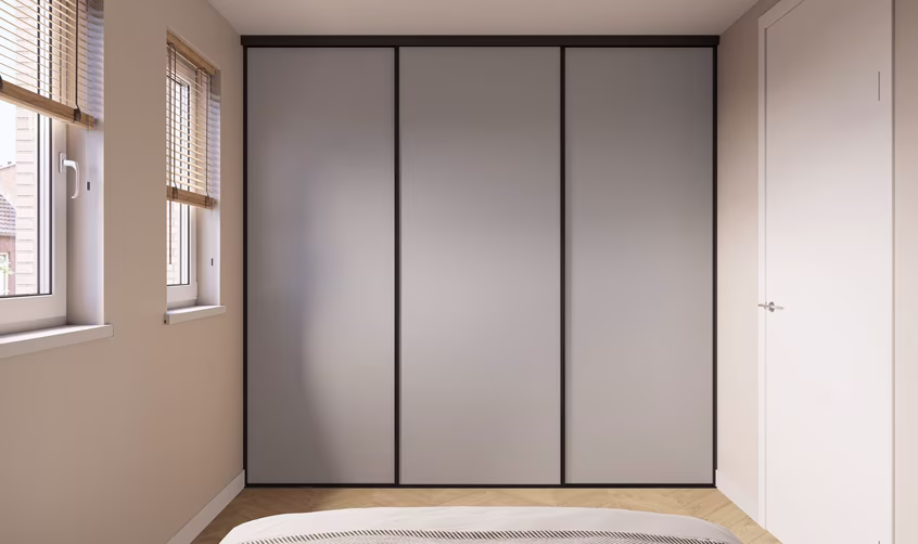 Strakke inbouwkast met drie schuifdeuren in een moderne slaapkamer | Placard encastré moderne à trois portes coulissantes dans une chambre contemporaine