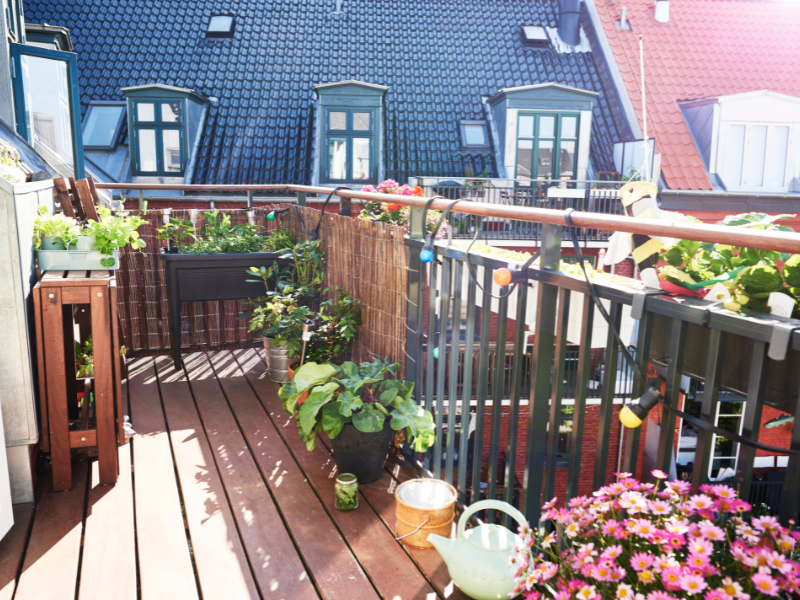 Klein balkon met planten en een bamboescherm voor extra privacy | Petit balcon avec des plantes et un paravent en bambou pour plus d'intimité