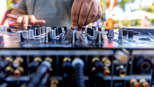 Een DJ-booth | Une cabine de DJ 